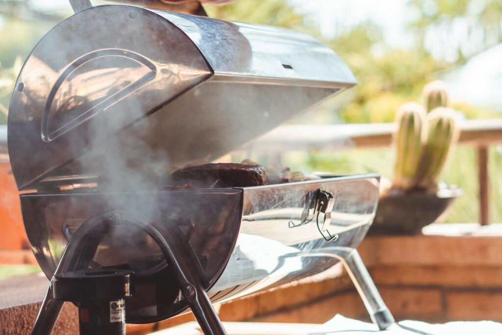 Smoker or grill, ViDi Cooking. We often hear about barbecuing, but many of us miss out on the intricate details that elevate it from mere cooking to a skill-based activity. If you've ever felt overwhelmed by the sizzling sounds or the myriad of BBQ equipment choices, don't fret. Patience is the secret ingredient, and today I'm here to guide you through the two primary BBQ methods: grilling and smoking.