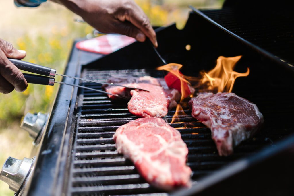 Smoker or grill, ViDi Cooking. We often hear about barbecuing, but many of us miss out on the intricate details that elevate it from mere cooking to a skill-based activity. If you've ever felt overwhelmed by the sizzling sounds or the myriad of BBQ equipment choices, don't fret. Patience is the secret ingredient, and today I'm here to guide you through the two primary BBQ methods: grilling and smoking.